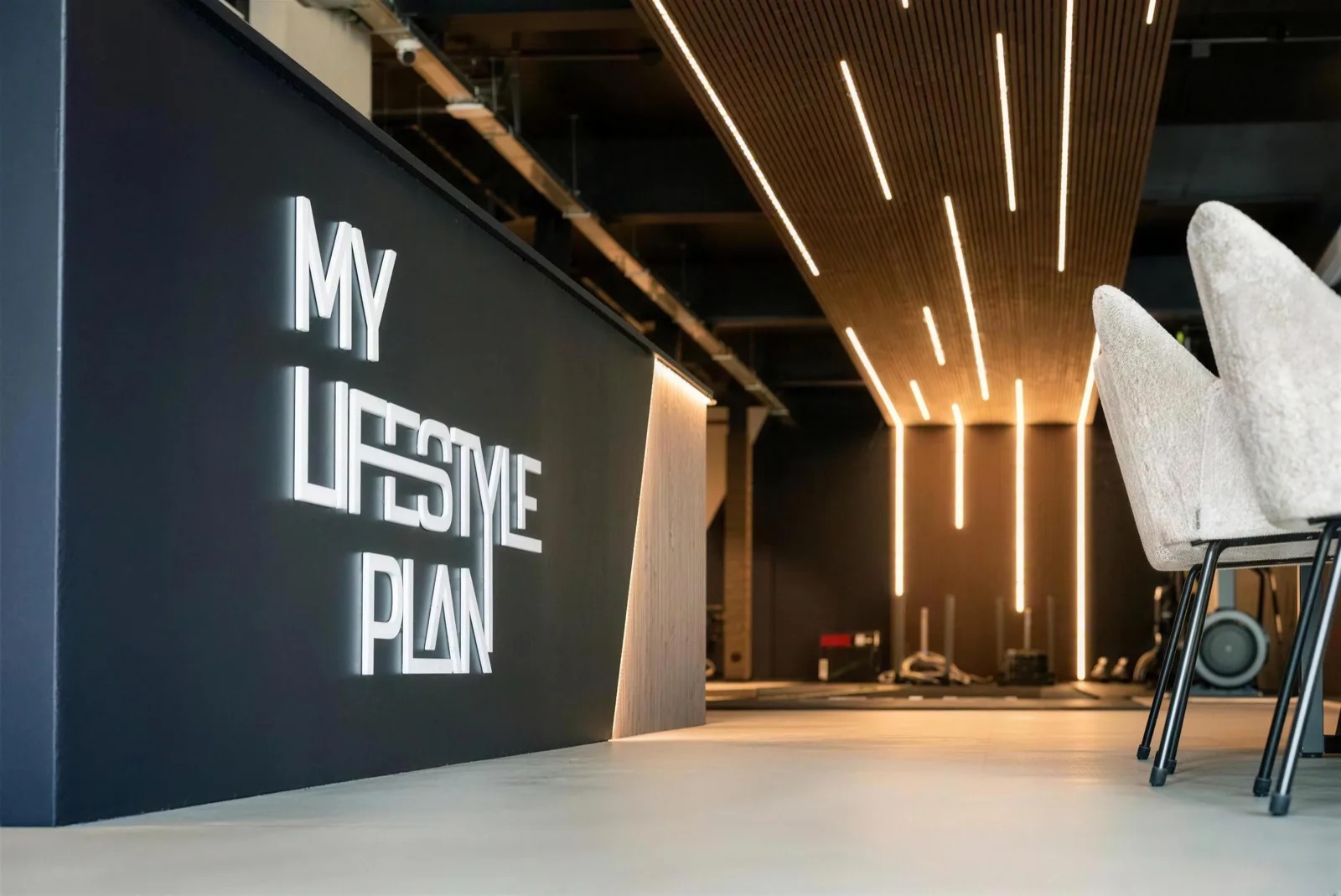 De entree van de MLP gym met verlichte wand