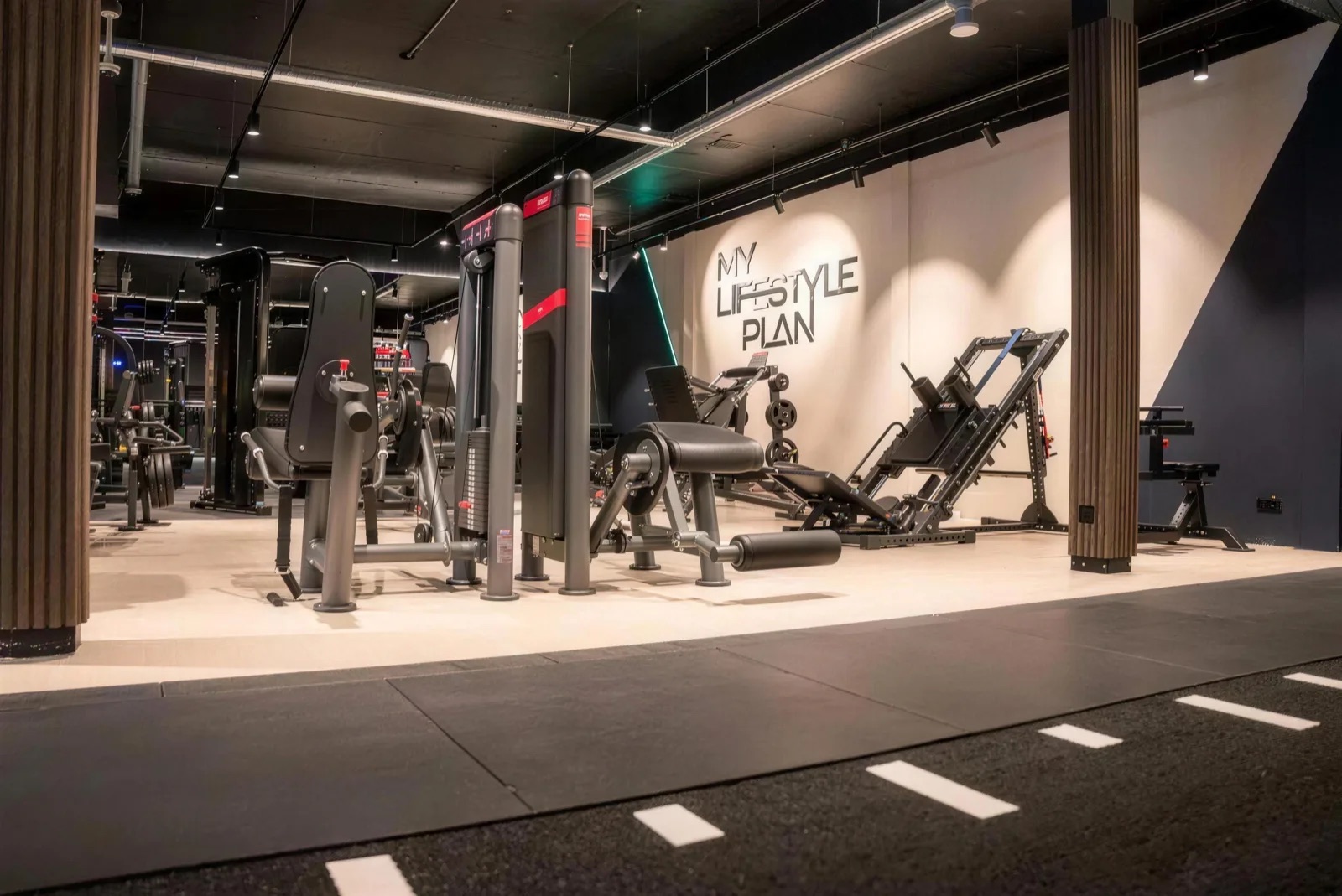 De krachtvloer met machines en de MLP-wand