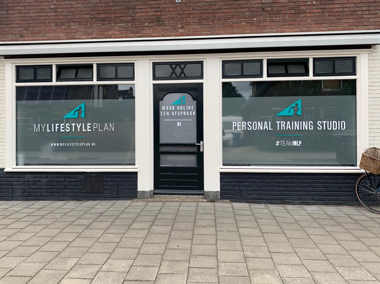 De pui van de eerste studio, met het oude MLP-logo en "personal training studio" op de ruit